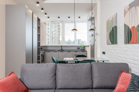 Почему в open space возникает эхо и как это связано с открытой