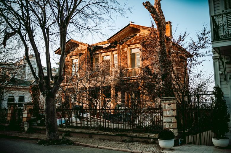 Какие плюсы и минусы дома из клееного бруса для московского заказчика?