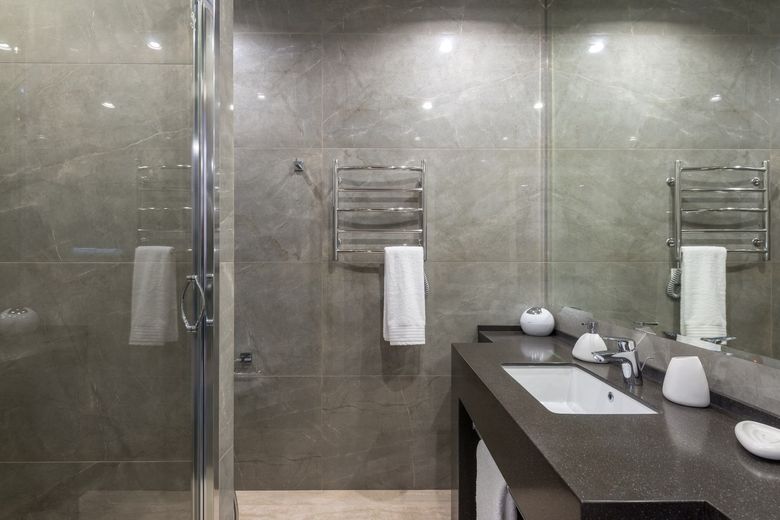 Душевая зона в уровне пола (flush-level) с линейным трапом