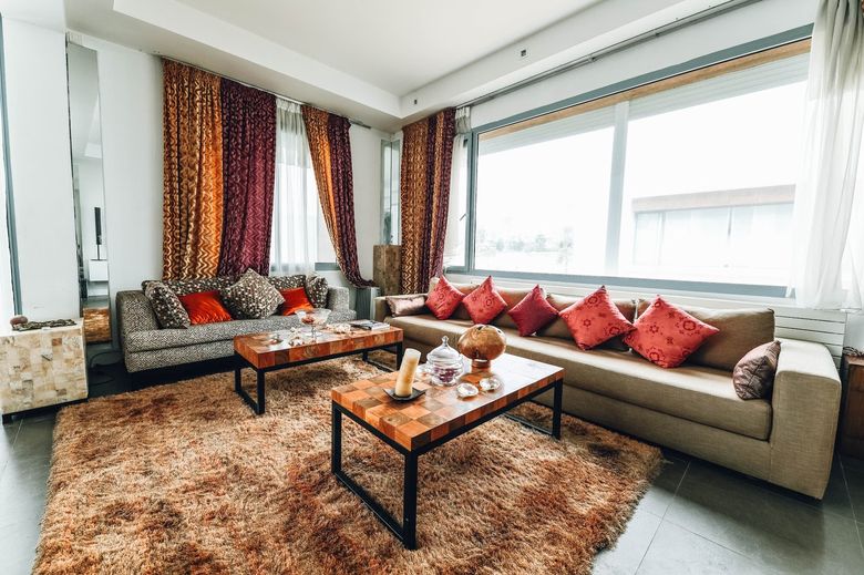 Текстиль и материалы: как декоратор выбирает шторы, ковры и покрывала