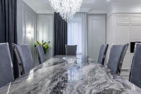 Почему мрамор в Avenue 77 работает как инструмент зонирования, а не просто