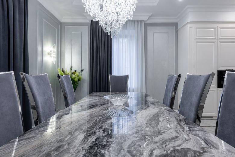 Почему мрамор в Avenue 77 работает как инструмент зонирования, а не просто