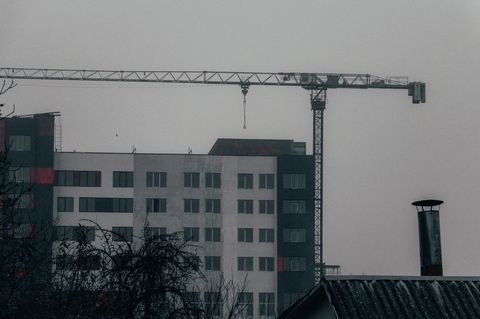 Какие юридические нормы регулируют строительство гостевого дома и бани на участке?