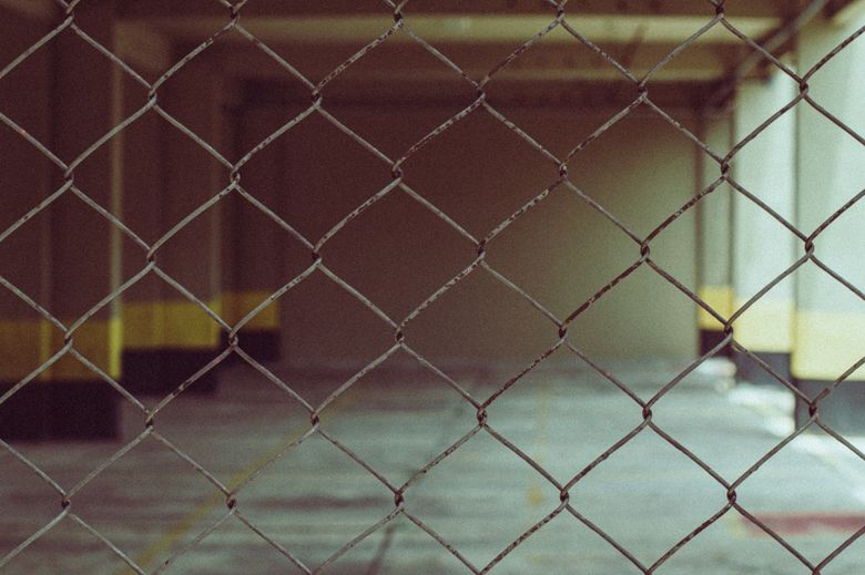 Какие существуют архитектурные ограничения по высоте, материалу и дизайну?